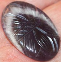 Cabochon L-1373 – Chevron Amethyst mit Blume – 34x24mm