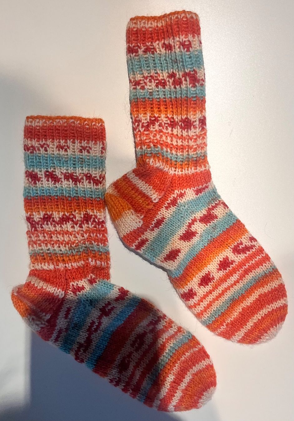 Socken: Ein paar selbst gestrickte Socken – Neu und originalverpackt aus Büsserach von bor_sve