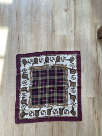Carré vintage selles et carreaux bordeaux en soie 
