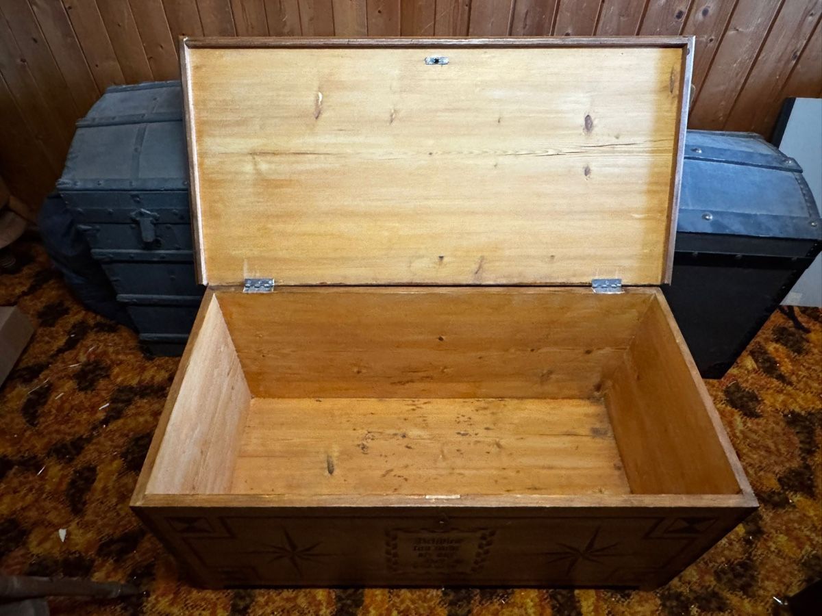 Cassapanche: Holztruhe mit Stern – Usato da Egg b. Zürich venduto da Brocki_Insel_Egg 1