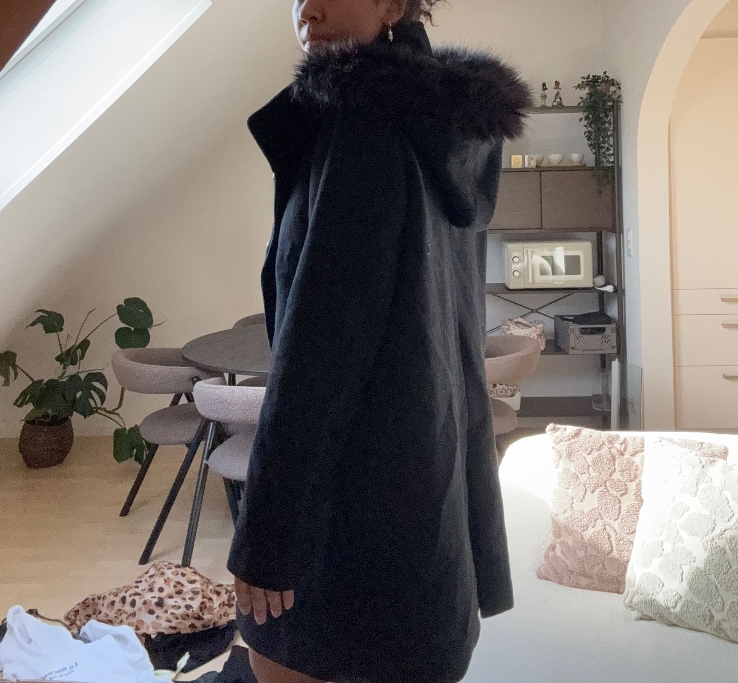 Vero Moda Cappotti: Warmer Wintermantel mit Fellkapuze – Usato da Winterthur venduto da Flomiverse