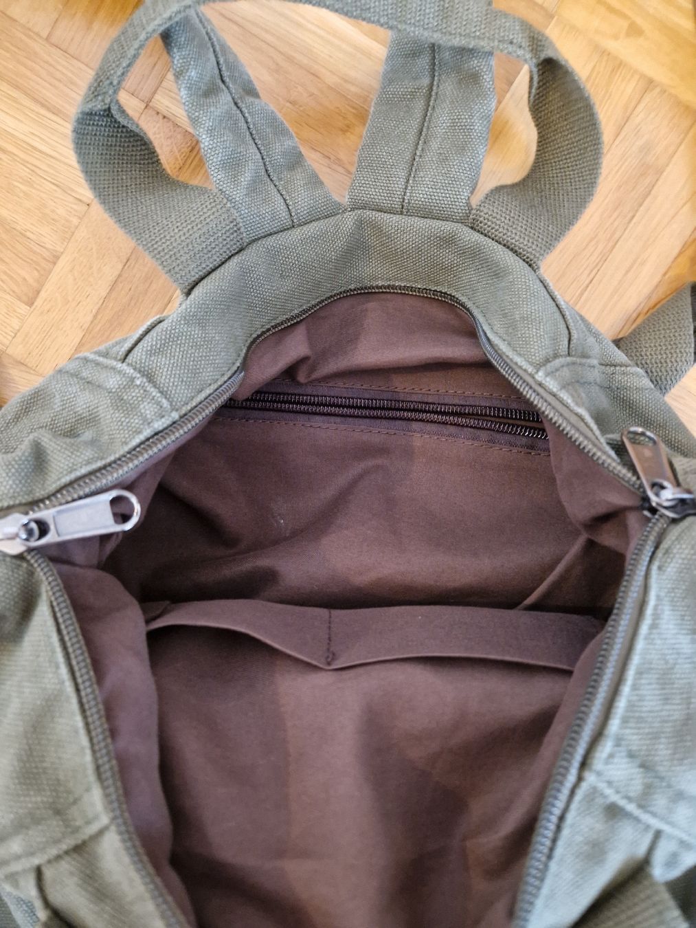 Zaini: Trendiger kleiner Khaki Rucksack/Tasche – Nuovo (secondo la descrizione) da Reinach BL venduto da Tinkerbelly27 1