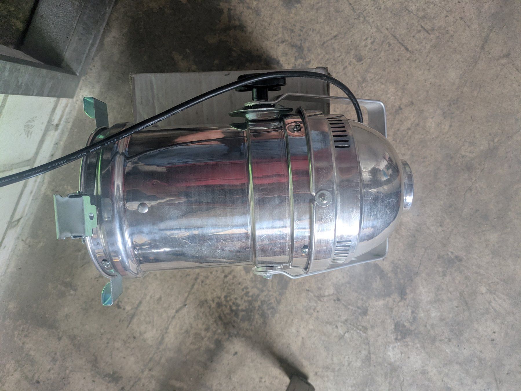 Lampes: PAR Scheinwerfer 150 W gebraucht Chrom mit Bügel – D'occasion à Grosswangen par Psion007 1