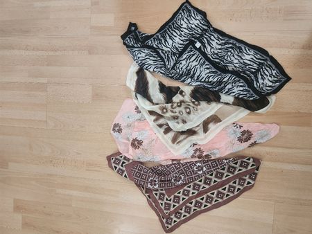 Lot de 4 foulards carrés  soie motifs variés 