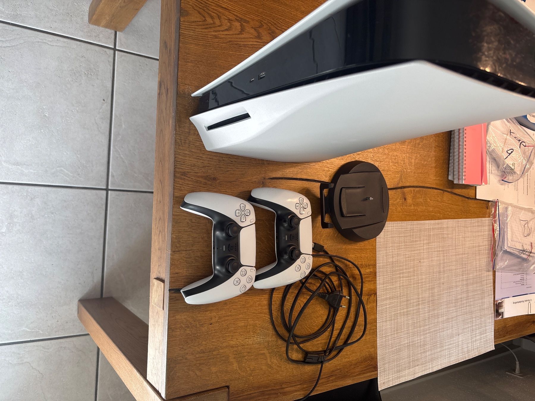 Sony Konsolen: Playstation 5 (Disc-edition) + 2 Controller – Gebraucht aus Chur von den_s7wf