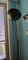 Stehlampe mit verstellbarem Arm und Lampenschirm