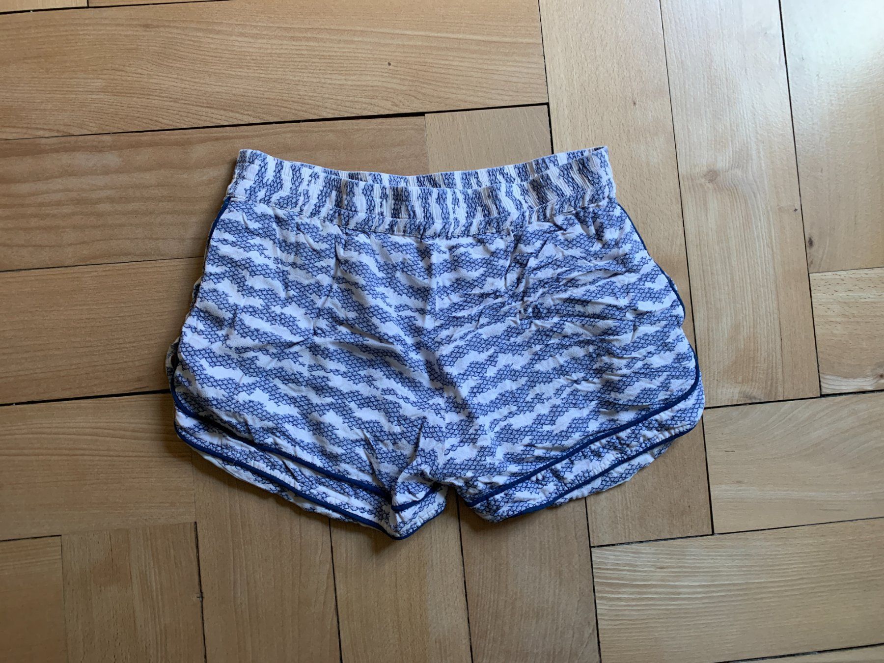 Pantaloni: SECOND FEMALE - Shorts blau-weiss gemustert S – Usato da Zürich venduto da Diazaio 2