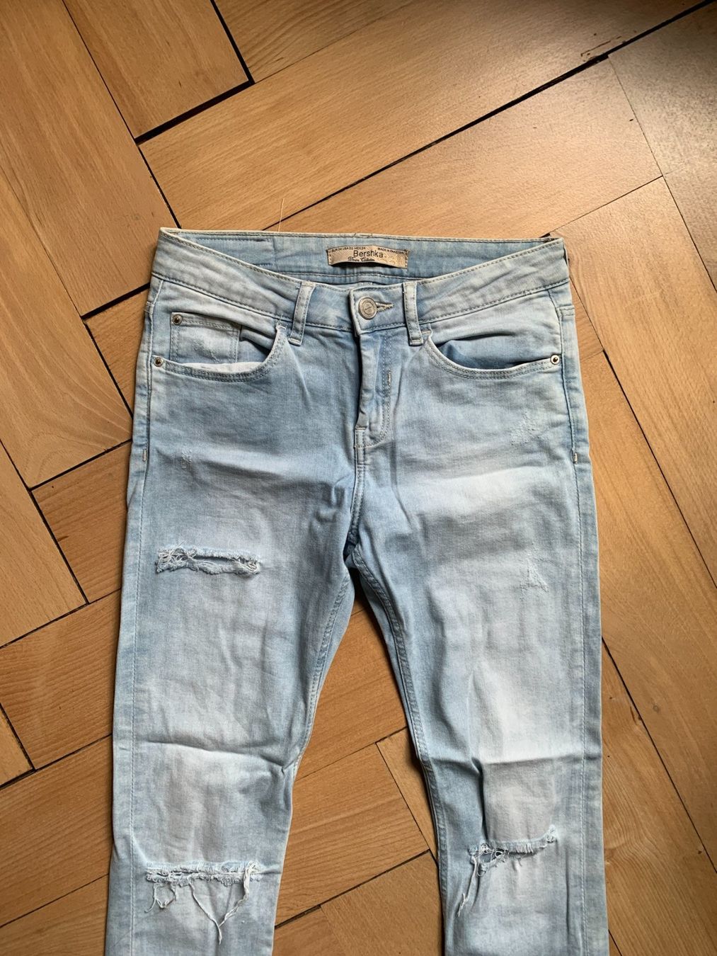 Bershka Jeans: BERSHKA - Destroyed Jeans hellblau 34 – D'occasion à Zürich par Diazaio 1