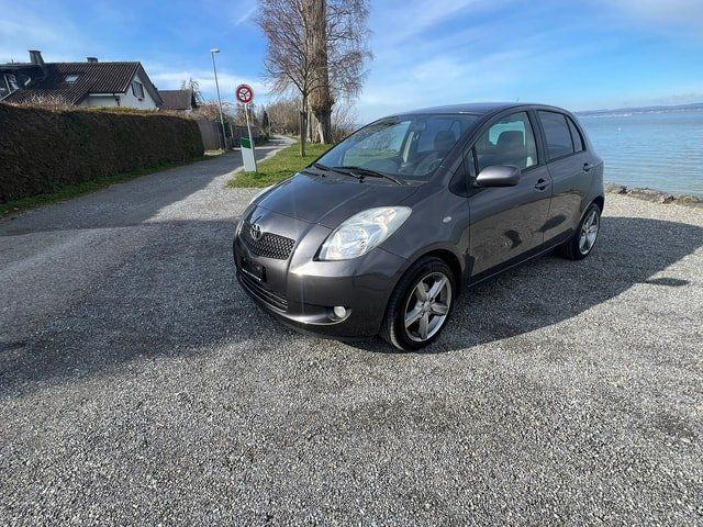 TOYOTA YARIS 1.3 LINEA LUNA / FRISCH AB MFK / 8-FACH BEREIFT