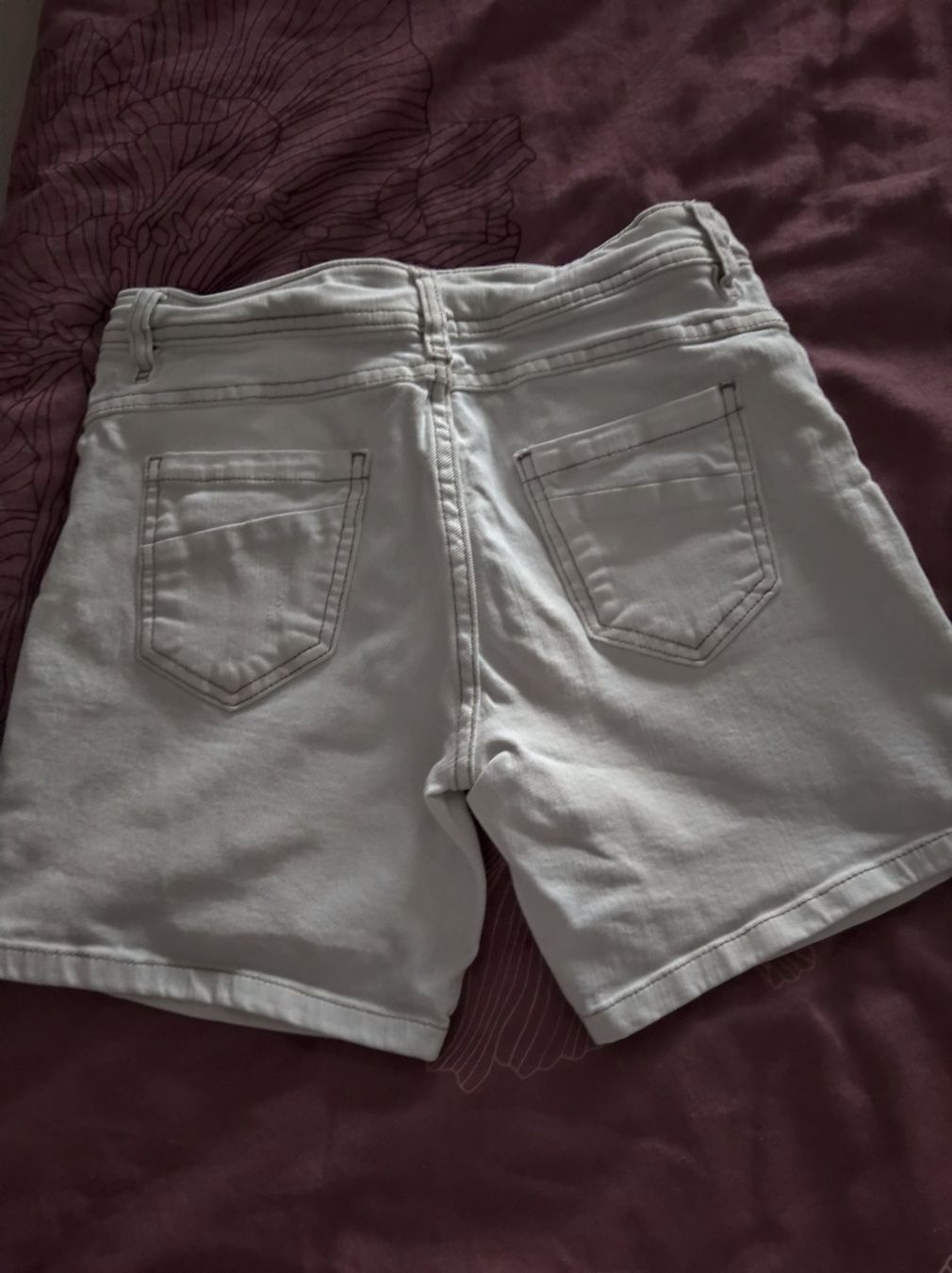 Pantaloni: jeans- Shorts – Usato da Salenstein venduto da Silly...0 1