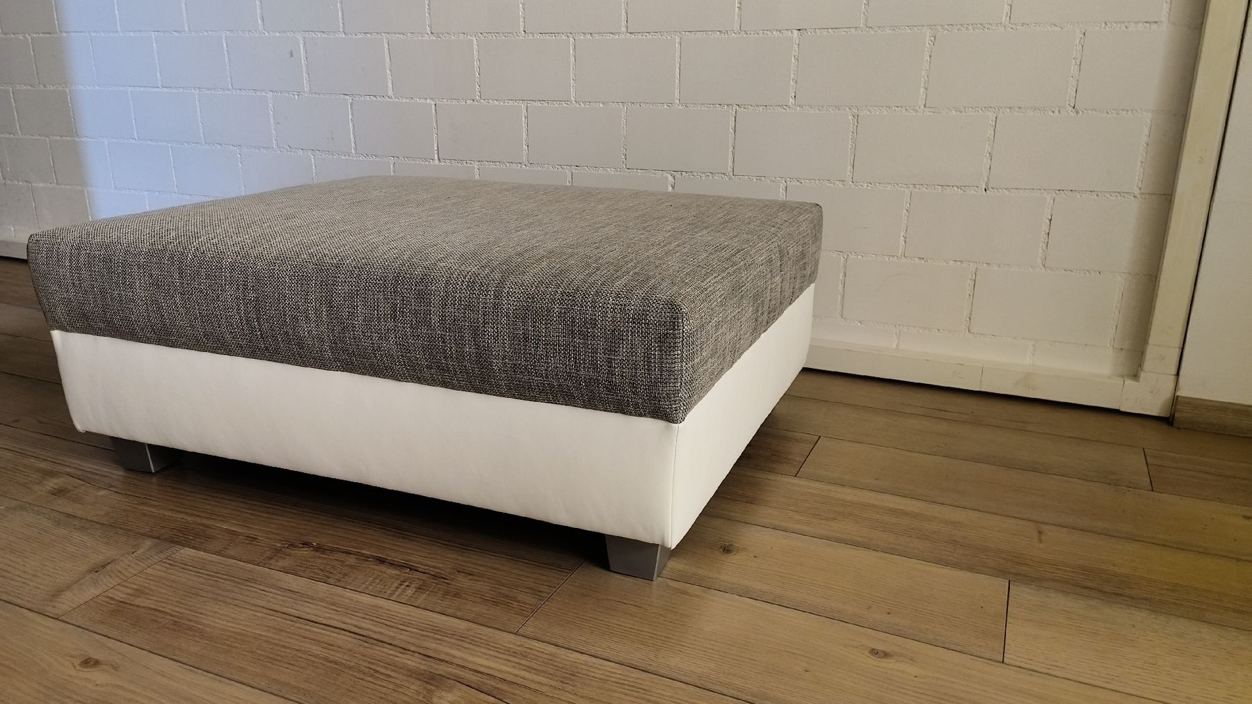 Hocker: Hocker Weiss-Grau Kunstleder - Stoff – Neu (gemäss Beschreibung) aus Sevelen von Stopglobal. 1