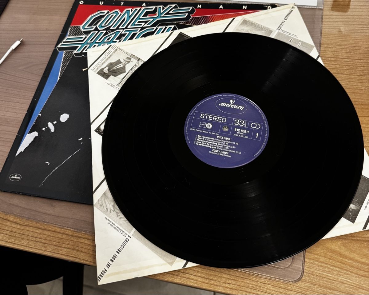 Dischi in vinile: Coney Hatch "Outa Hand" Vinyl LP, 1983 – Usato da Tuggen venduto da Ainslie-Man 2