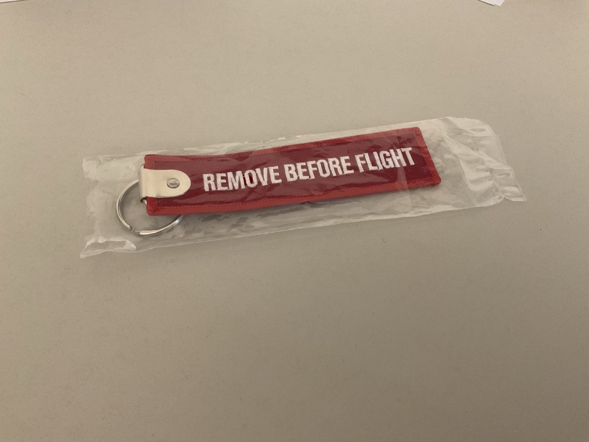 Portachiavi: Neuer Schlüsselanhänger "Remove Before Flight" - Rot! – Nuovo e nell'imballaggio originale da Holzhäusern ZG venduto da foxy_88 1