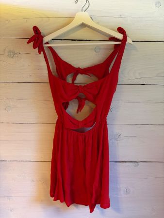 Rotes Sommerkleid zum zuknöpfen in S von VeroModa
