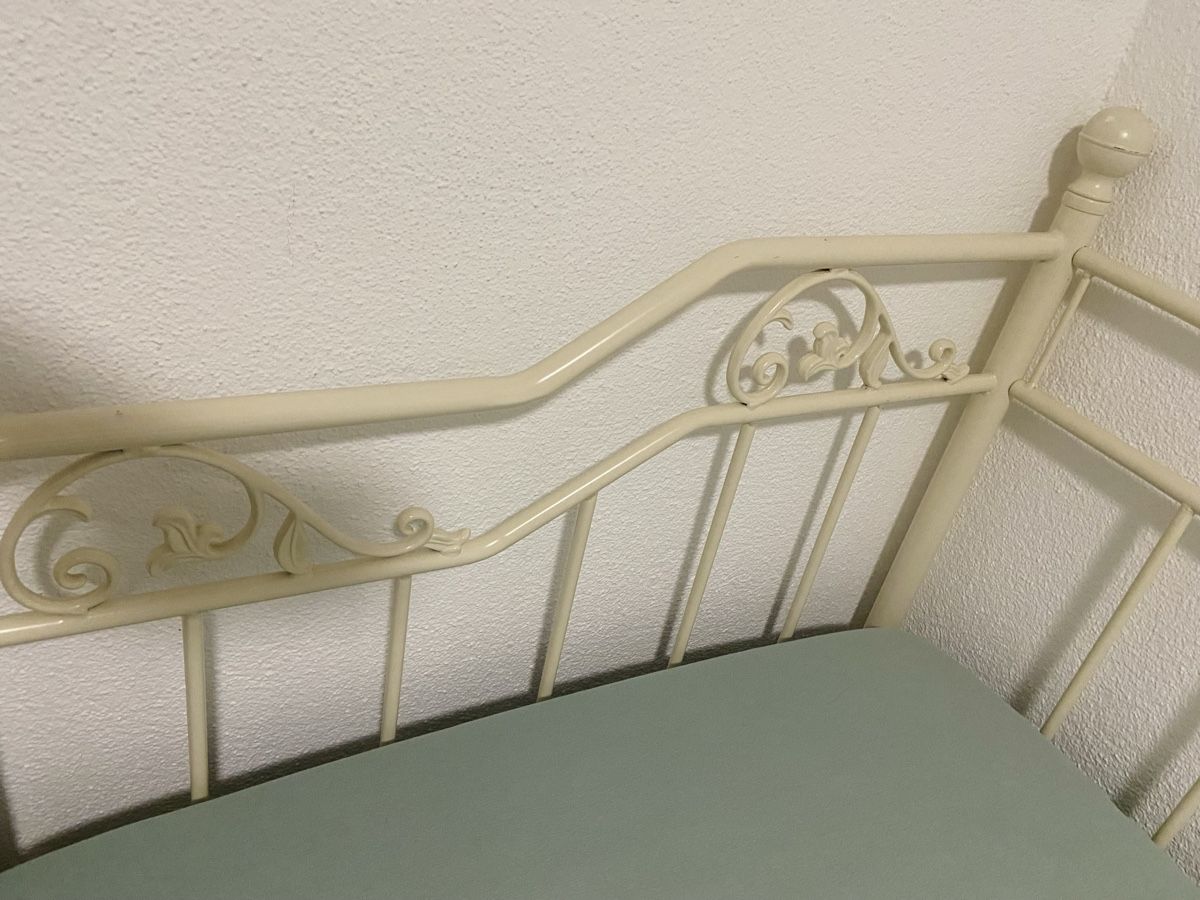 Betten: Bett Einzel romantisches Design in Milchweiss – Gebraucht aus Rüti ZH von Avem90 1