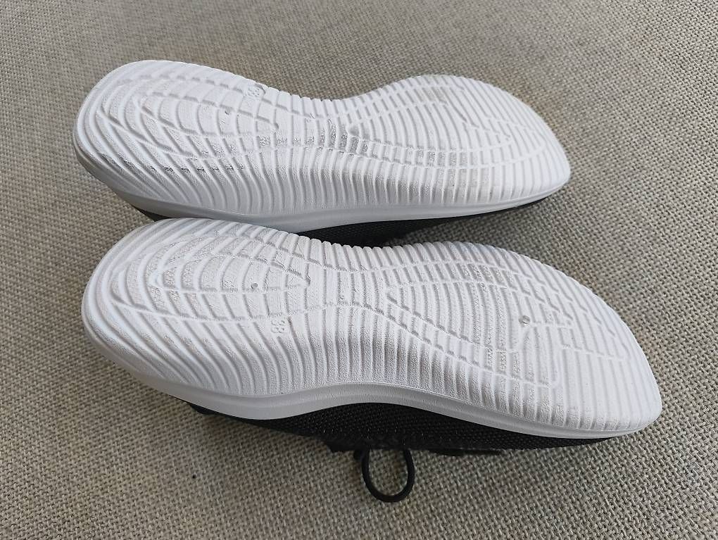 Damenschuhe: Schwarze Sneaker mit Glitzersteinen Gr. 38 – Gebraucht aus Nänikon von Manta87 2