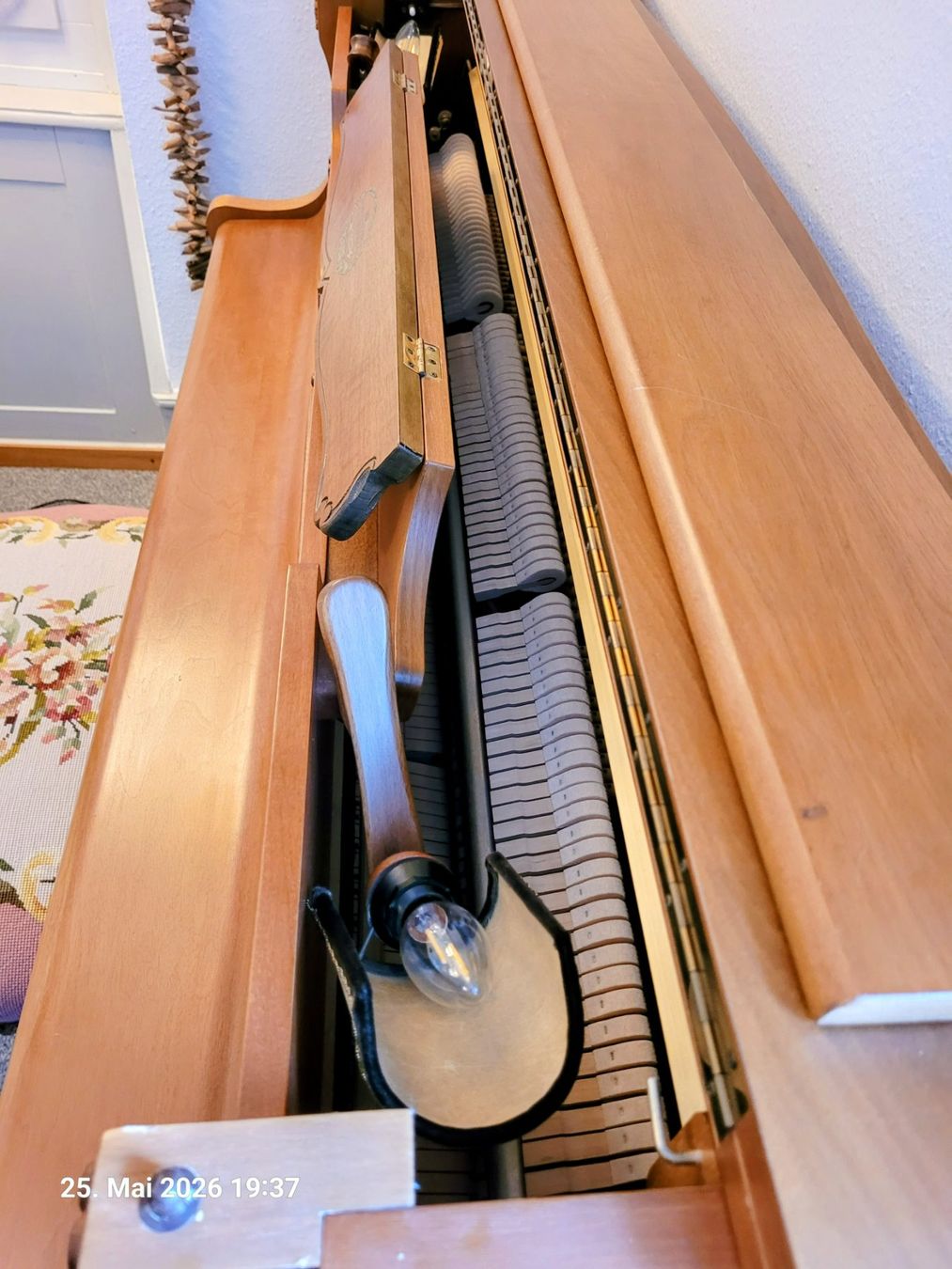 Strumenti musicali: Schimmel Barock Model 112 mit Leuchten, Metronom mit Hocker – Usato da Solothurn venduto da Muse1998 1