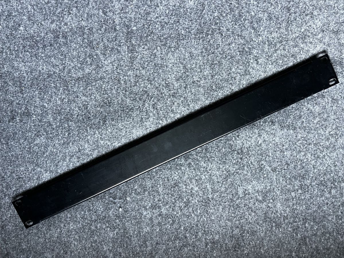 Racks & Cavalletti: Blindplatte Rack 1HE – Usato da Effretikon venduto da Krizflew