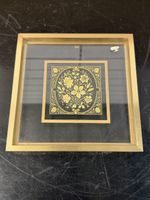 Cadre doré ancien motif floral en fil d’or 24k sur fond noir