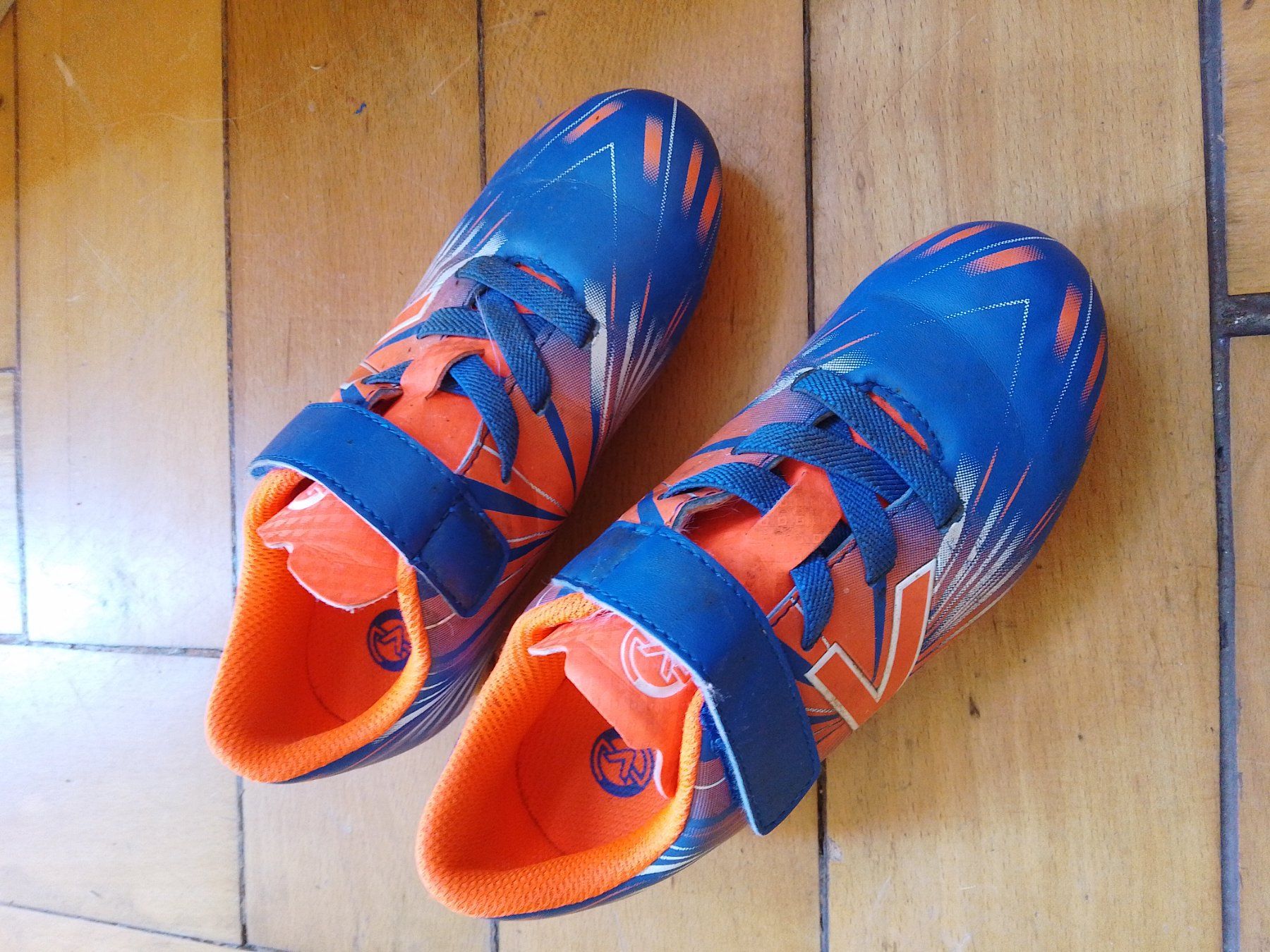 Scarpe per ragazzi: Chaussures de foot taille 30 – Usato da Fribourg venduto da mar_z757