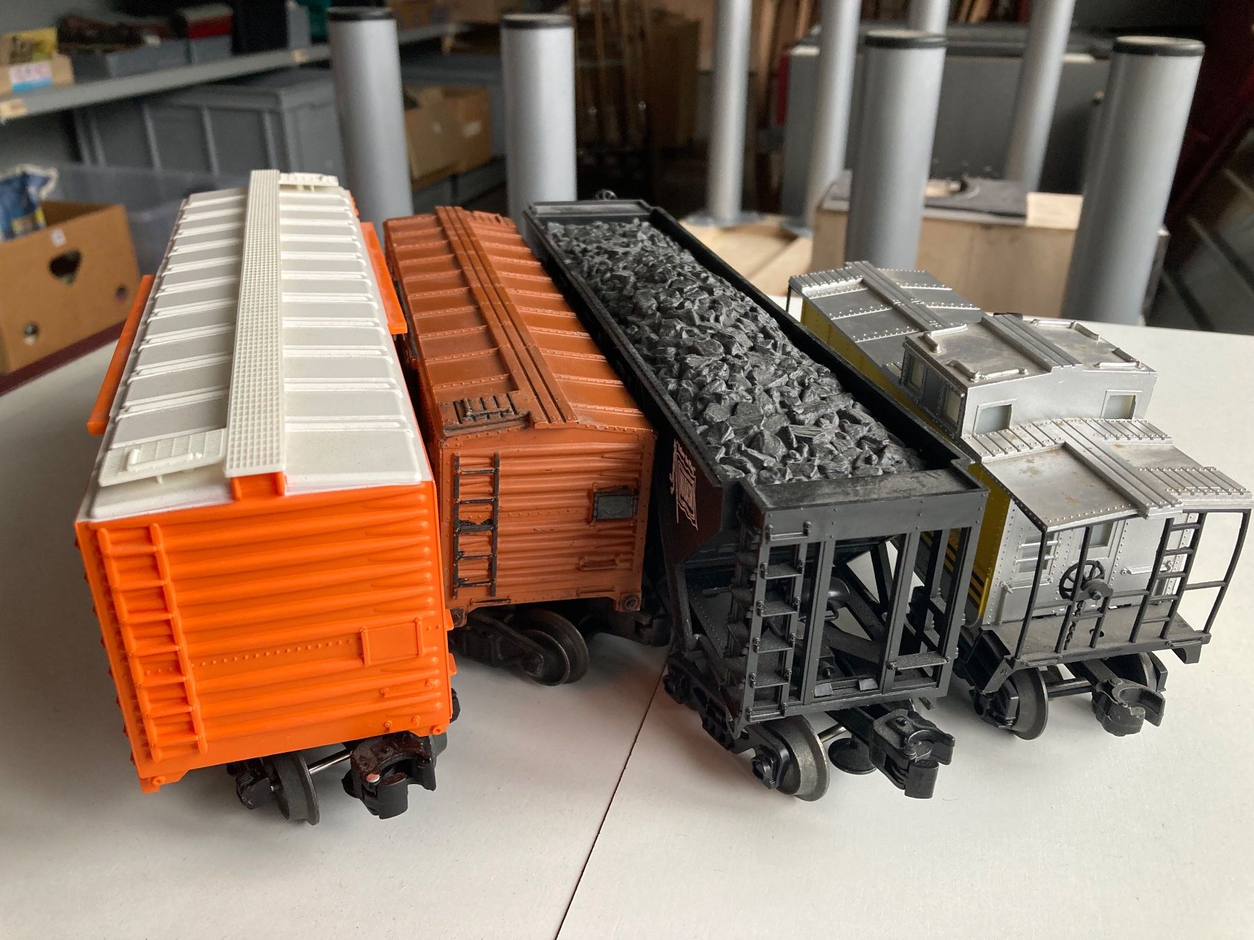 Modellini di ferrovie: 4er Set Spur 0 Güterwagen USA mit Figur – Usato da Büsserach venduto da ModellbahnDepot 1