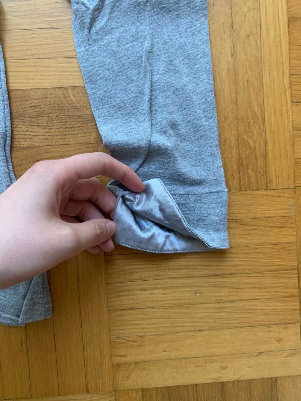 Magliette Polo: Graues Longshirt mit silbernen Details – Usato da Luzern venduto da Simona15 4