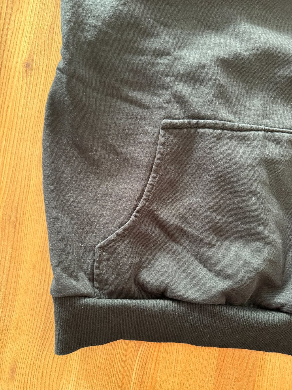 Maglioni & Felpe: Schwarzer Kapuzenpullover mit rotem Print – Usato da Baar venduto da Hpat 3