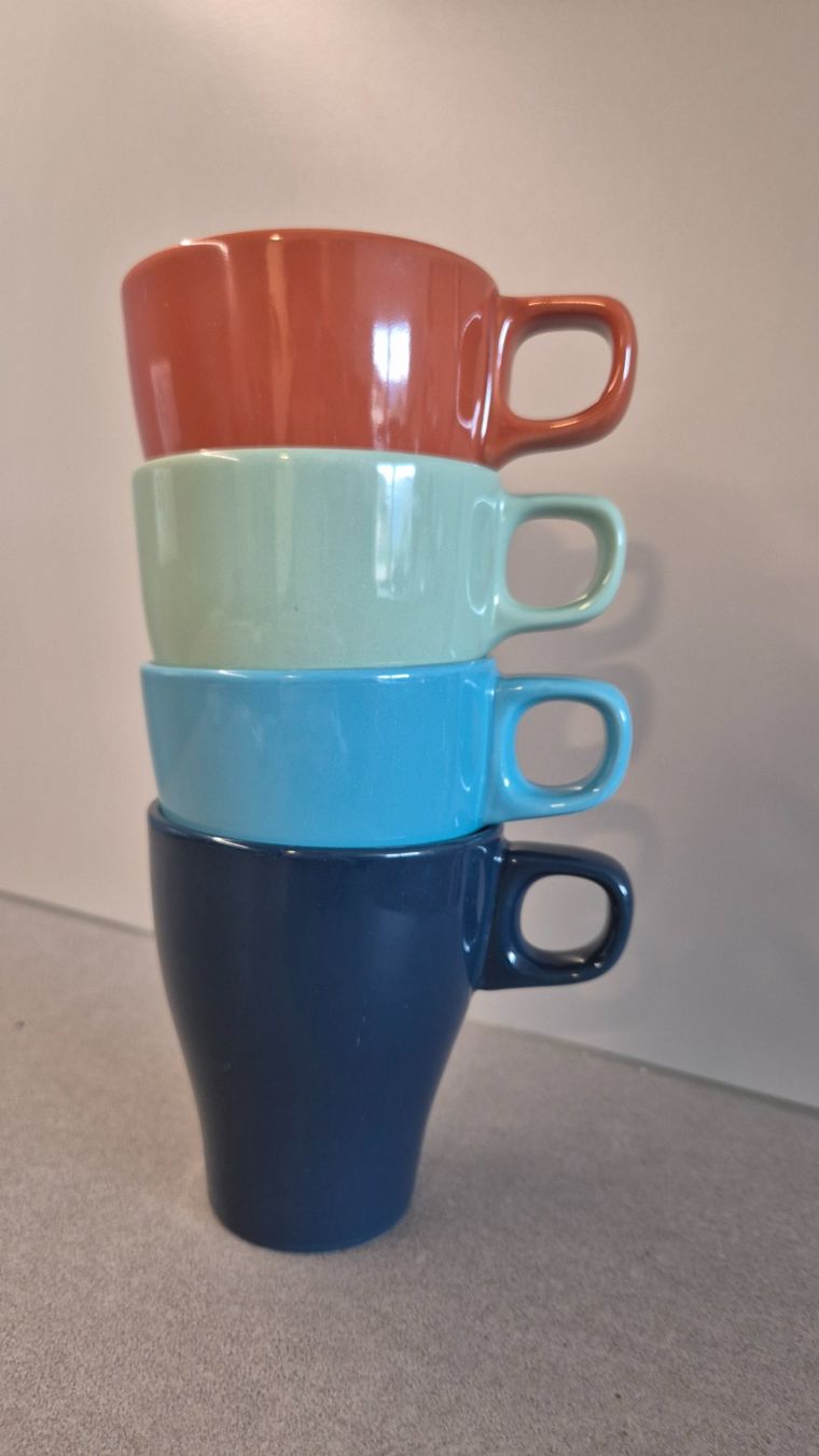 Tasses: Vier farbige Tassen – D'occasion à Bitsch par cka_6hff 1