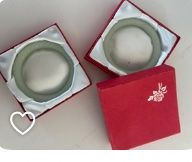 Sonstiger Schmuck: 2 Nephrite light green carved bangles in box – Gebraucht aus Zollikon von kmg1 2