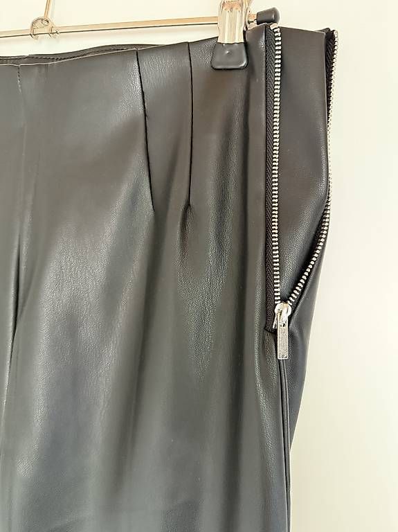 Pantaloni: Zara Hose schwarz M  – Usato da Buchberg venduto da the_w8gy 1