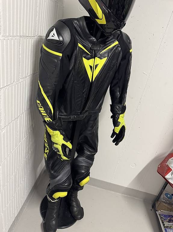 Completi: Dainese Lederkombi Einzelanfertigung – Usato da Aadorf venduto da zel_zy5c