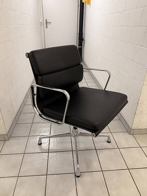 Vitra Chaises: Vitra Eames Soft Pad Chair EA 208 – D'occasion à Frauenfeld par Elooooo