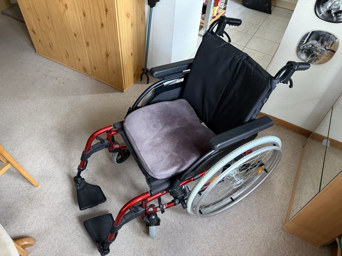 Chaises roulantes: Rollstuhl Breezy Rubix2 rot  – D'occasion à Bäretswil par blaechi82