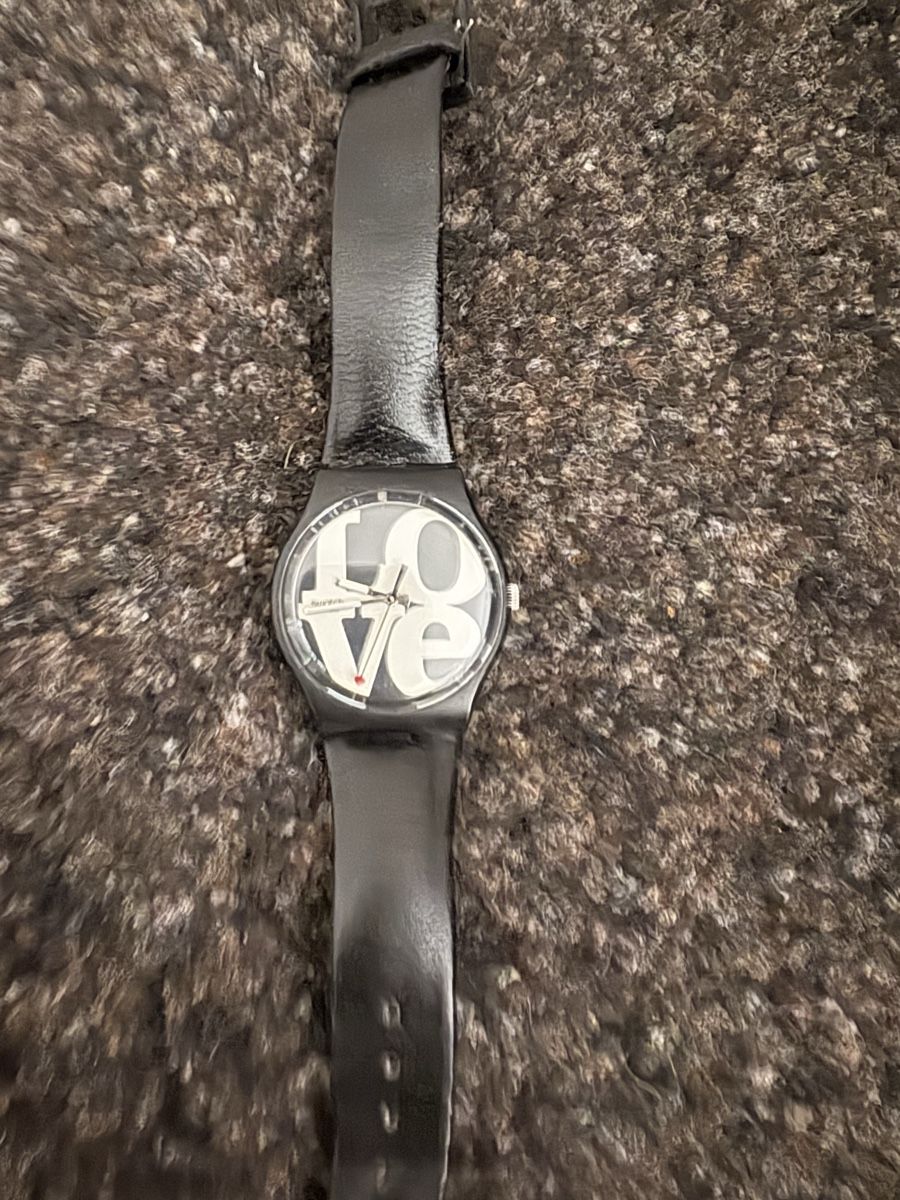 Swatch Orologi: Swatch Uhr, Special "Love" Edition, schwarz – Usato da Oetwil am See venduto da hatsch101