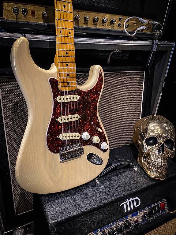 Strumenti musicali: Stratocaster Bacchus produced by headway – Usato da Montreux venduto da Alligator-AMPS