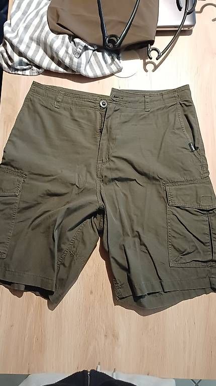 Pantaloni: Short Volcom taile 38 – Usato da Marsens venduto da Dabo2805