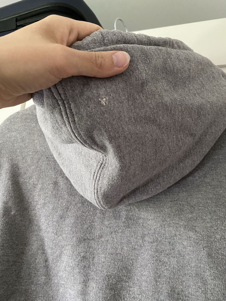 Maglioni & Felpe: AMI Paris - Sweat à capuche gris – Usato da Villars-sur-Glâne venduto da mel_6q5w 5