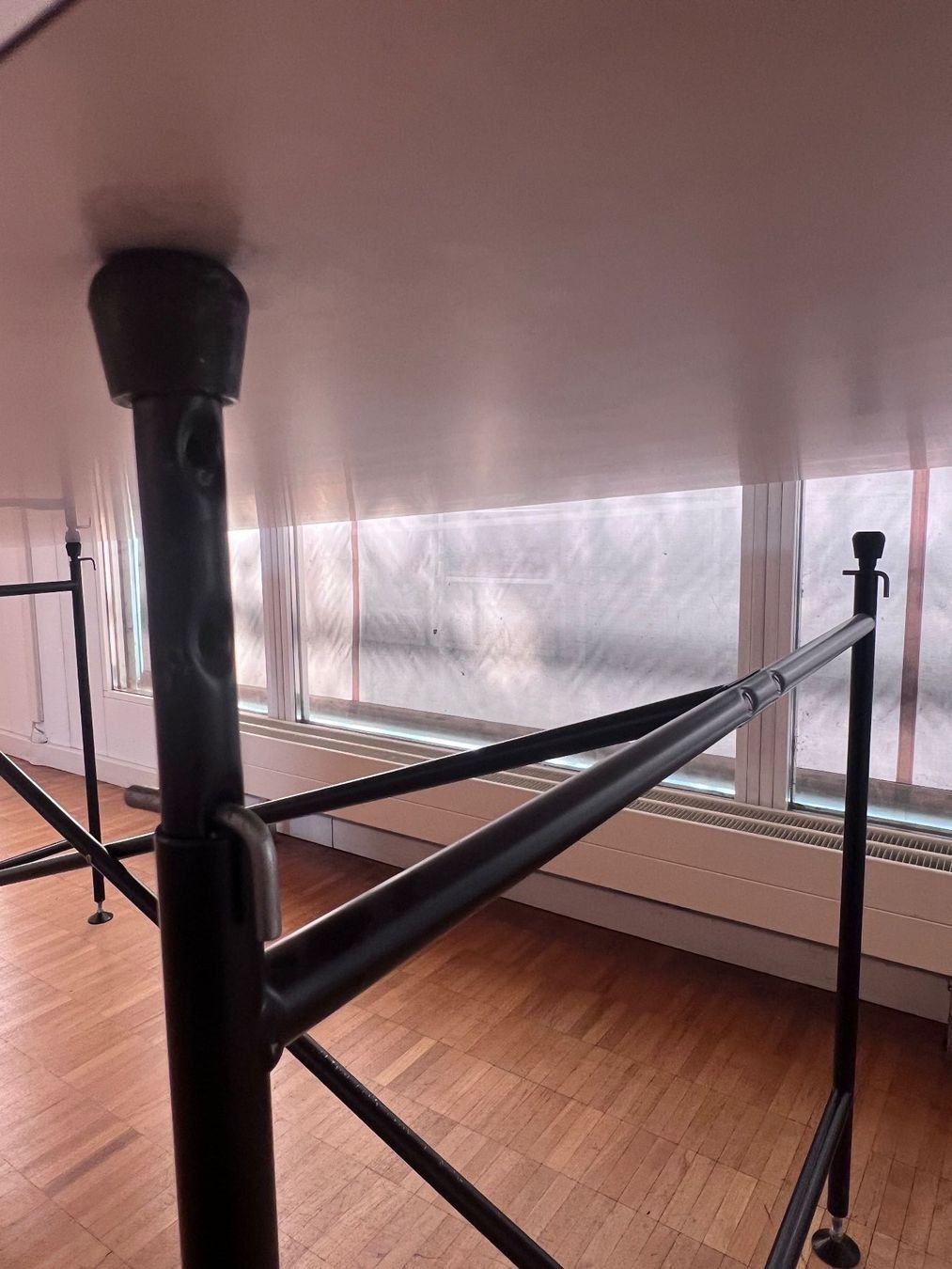 Richard Lampert Bureaux: Tischgestell Eiermann mit Tischplatte weiss – D'occasion à Zürich par wme_n5yf 3