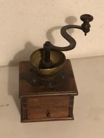 Antike Kaffeemühle aus Holz und Messing gebraucht