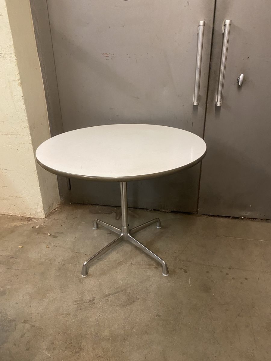 Herman Miller Tische: Herman Miller Tisch ab 1.- – Gebraucht aus Basel von Diggkopf