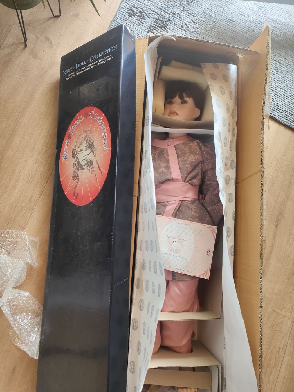 Puppen: Ruby Doll Porzellan,Collection Puppe mit Kimono, orginalverp – Neu (gemäss Beschreibung) aus Wetzikon ZH von SparrowJack111
