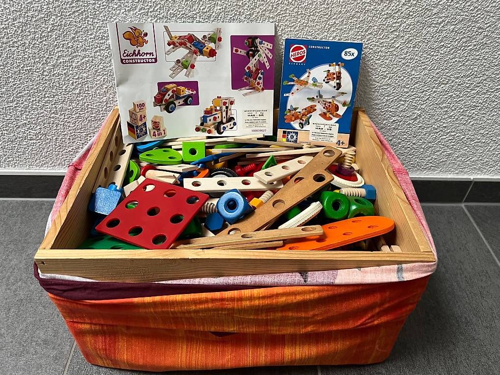 Giocattoli: Grosse Kiste mit Konstruktionsspielzeug – Usato da Wohlen AG venduto da gvdch