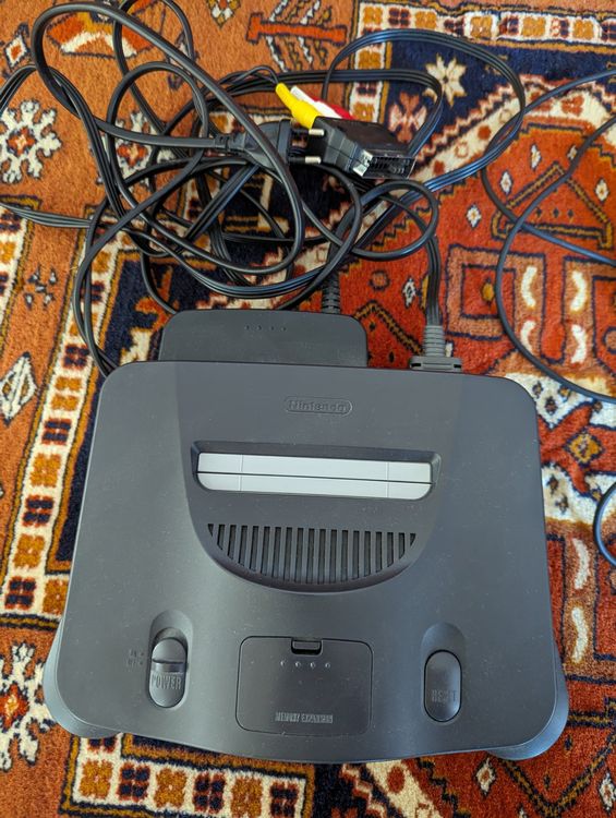 Nintendo 64 mit zwei Controller und Anleitung (N64) ab 1 CHF Kaufen