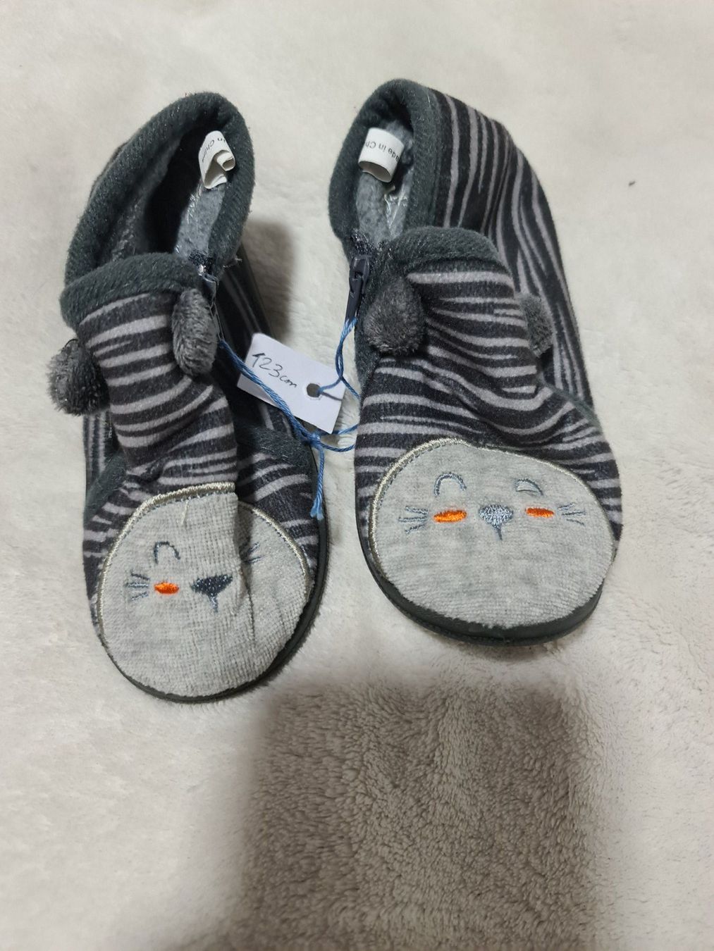 Scarpe per ragazzi: Chaussons gris taille 23 – Usato da Orbe venduto da wulfnacht