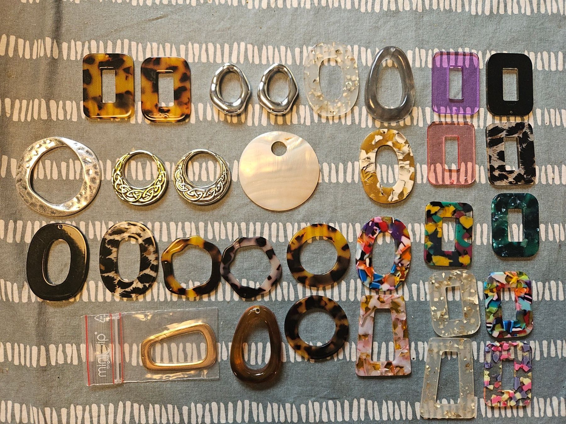 Sonstiger Schmuck: 33 boucles acétate pour bijoux pendentifs – Neu und originalverpackt aus Thônex von lacomtessedesfees