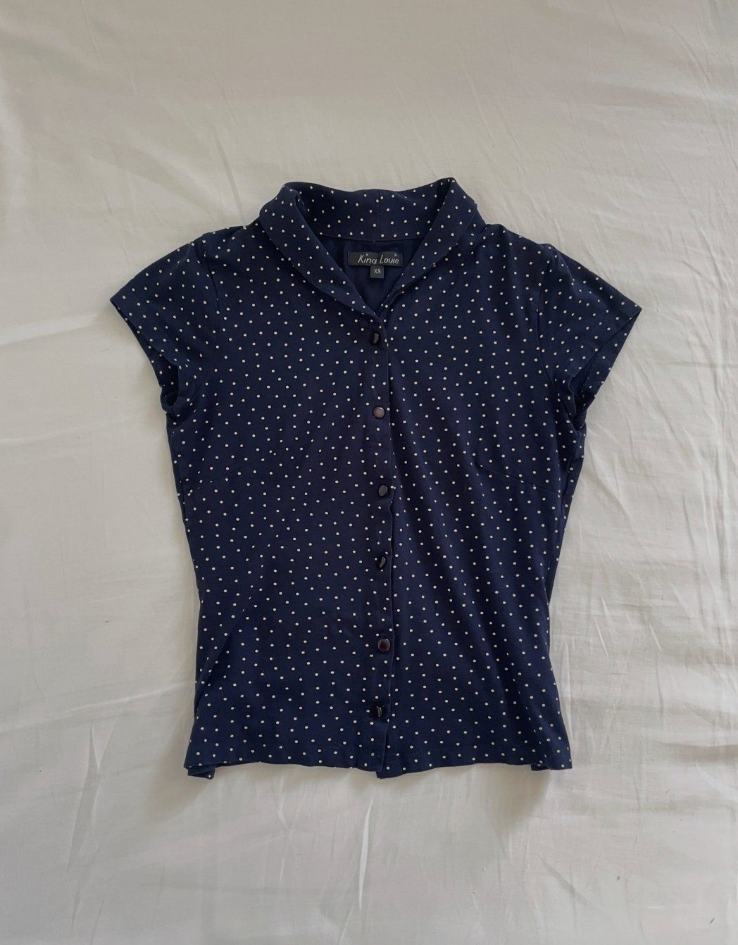 King Louie Top: Navy blue polka dot button top – Usato da Genève venduto da toandfrom 3