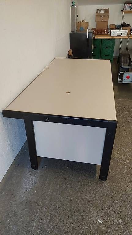 Scrivanie: Bürotisch mit Schubladenstock – Usato da Menziken venduto da Fasand 1