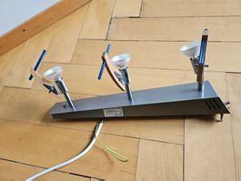 Modische Deckenlampe, neuwertig, mit drei Strahlern