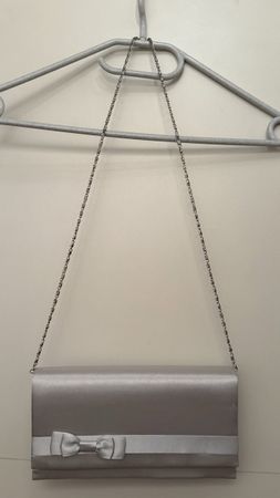Elegante, silberne Handtasche mit Schleife, neuwertig