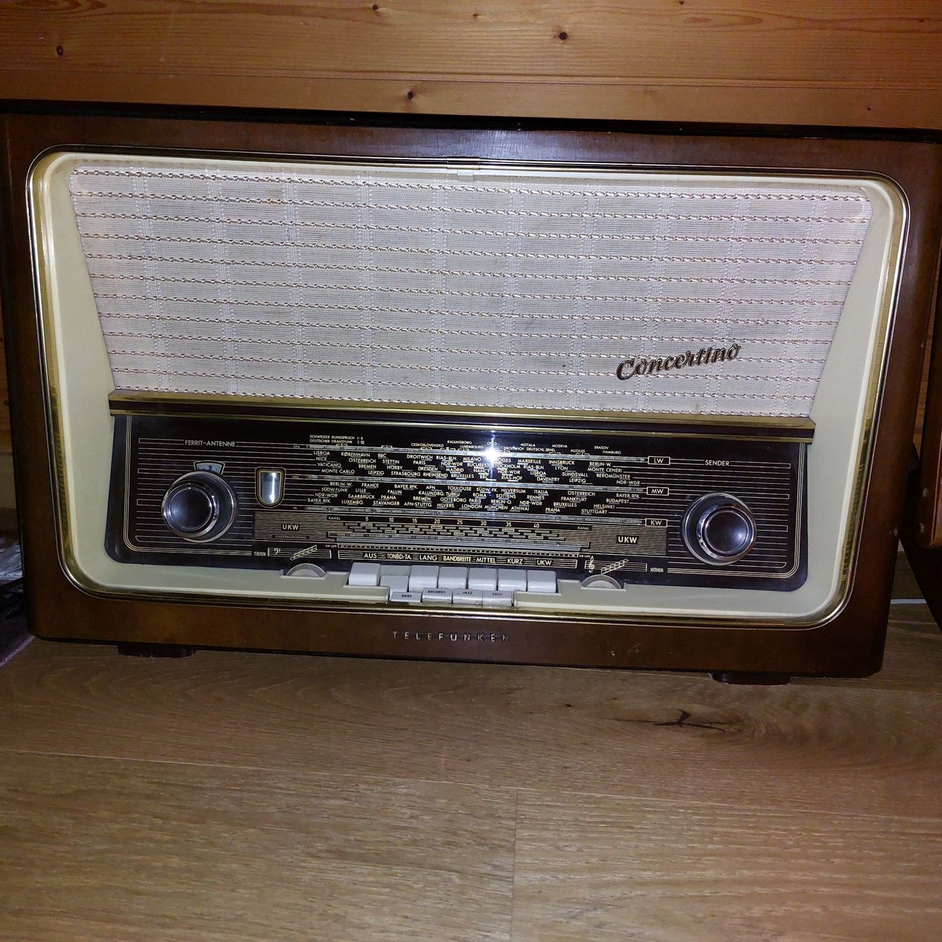 Telefunken Radio: Röhrenradio Telefunken Concertino – Difettoso da Opfikon venduto da Carslo5